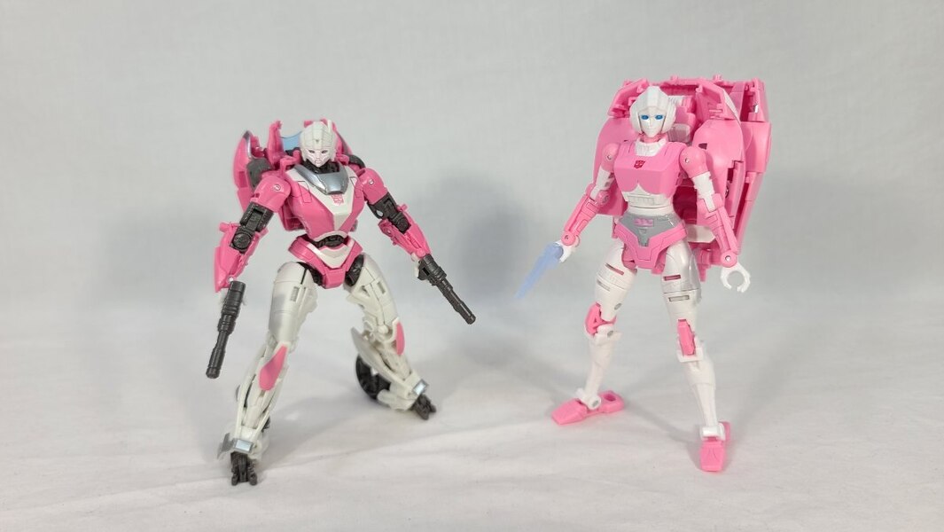 TF Collector Studio Series 85 Arcee Review  (11 of 13)